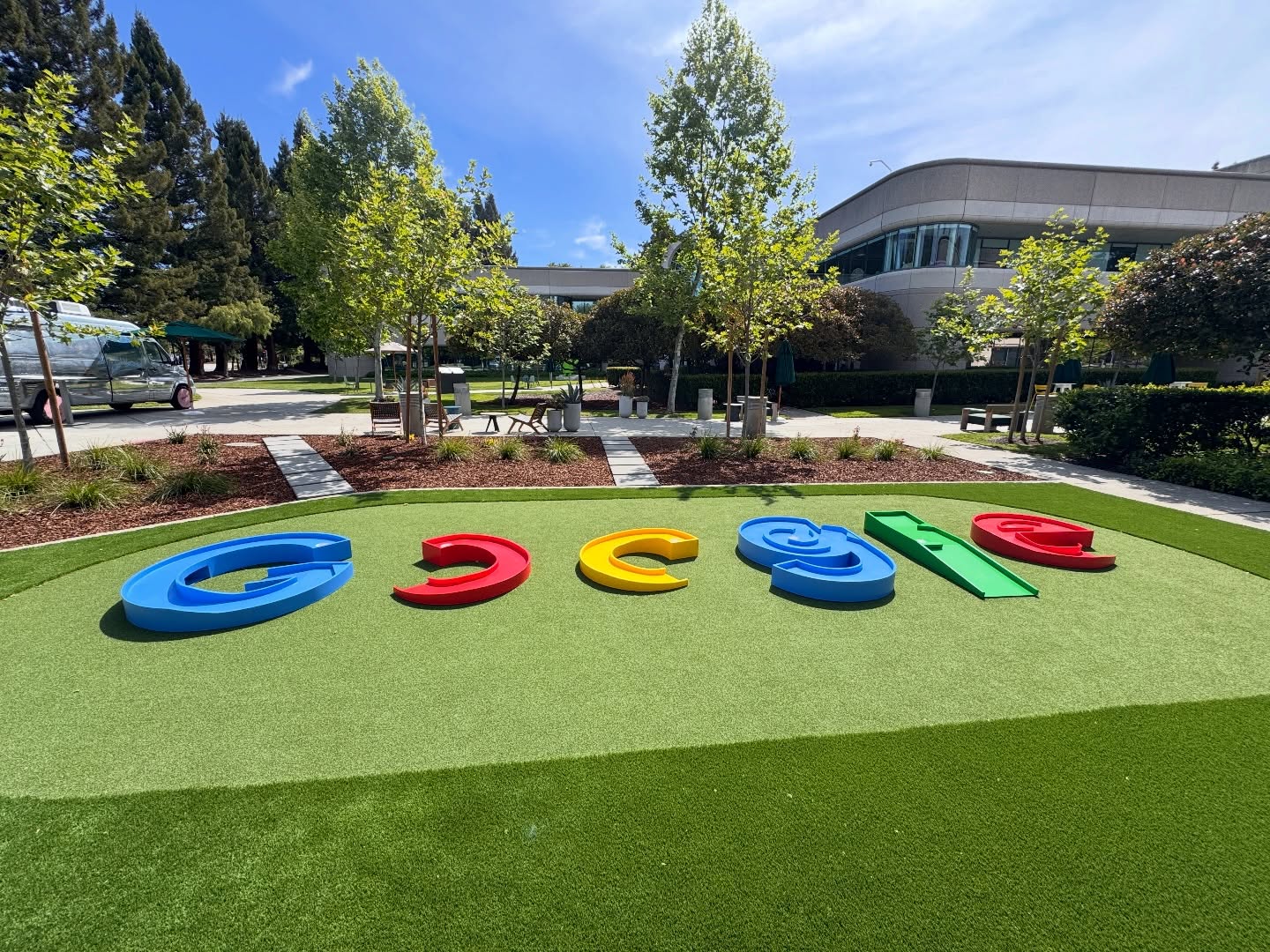 Google Putting Green Logo
